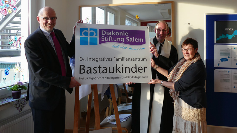 Gemeinsam enthüllten Thomas Lunkenheimer und Einrichtungsleiterin Annegret Knicker das neue Eingangsschild der Bastaukinder. 