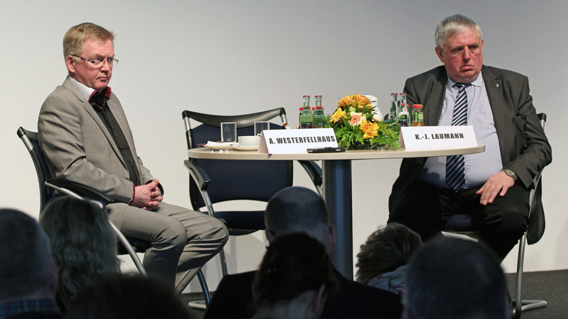 Andreas Westerfellhaus (v.l.) und Karl-Josef Laumann diskutierten bei der Diakonie Stiftung Salem über die Zukunft der Pflege.