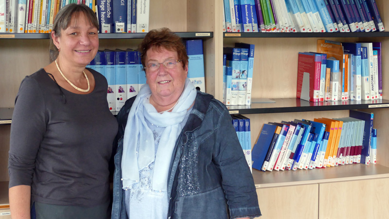 Ursula Kocs, Leiterin der Evangelischen Pflegeakademie ,(v.l.) gemeinsam mit Ilka Köther, einer der Wegbereiterinnen der professionellen Altenpflegeausbildung in Deutschland.  