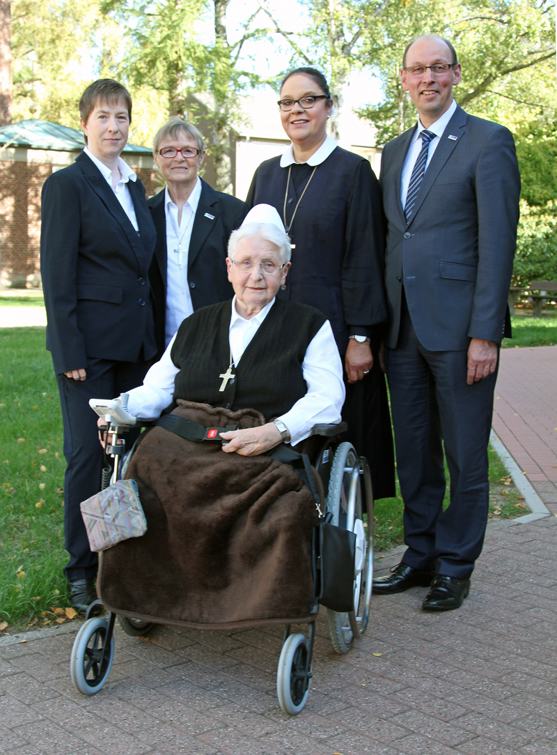 Schwester Helga Nietner und Schwester Dorothea Huth sind 60 Jahre, Schwester Birgit Haarmeyer 25 Jahre Teil der Schwesternschaft