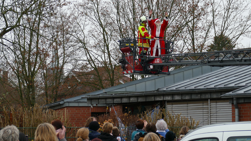 Notlandung auf dem KiTa-Dach: Der Weihnachtsmann besuchte die Wichernschule Minden.