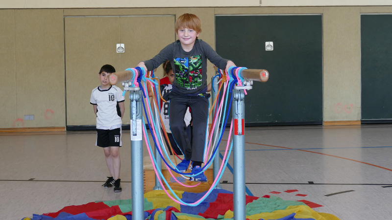 Die Schülerinnen und Schüler der Wichernschule trainieren alle Tricks und Kunststücke des Zirkus. 