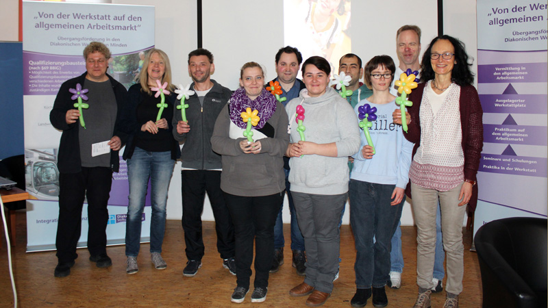 Die Teilnehmer des Projektes "Betreuungskräfte für die Altenhilfe" bekamen zum Abschluss des Humor-Seminars eine Luftballon-Blume geschenkt.